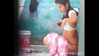 Desi girl tub in open